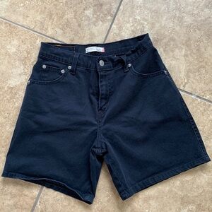 Levi’s women’s relaxed 550 black cotton shorts, size 4, length 5 1/2”